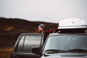 Dachträger anbringen - Mann neben Dachbox