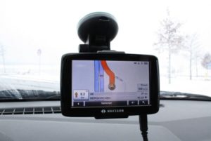 Mobiles Navi von https://commons.wikimedia.org/wiki/File:Mobiles_Navigationsgeraet_Navigon_im_Einsatz.JPG