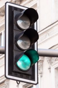 Warum quietschen Reifen - Beschleunigung an der Ampel