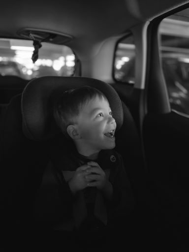 Was muss man beim Kindersitz Kauf beachten - Lachendes Kind