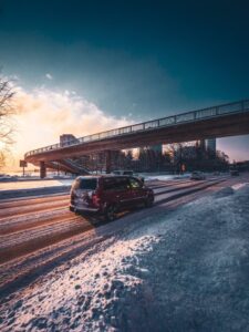 Tipps fürs Fahren auf Schnee, Eis und Regen - Fahrspur