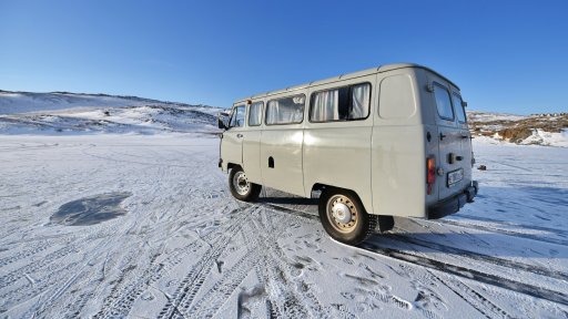 Auto auf gefrorenem See